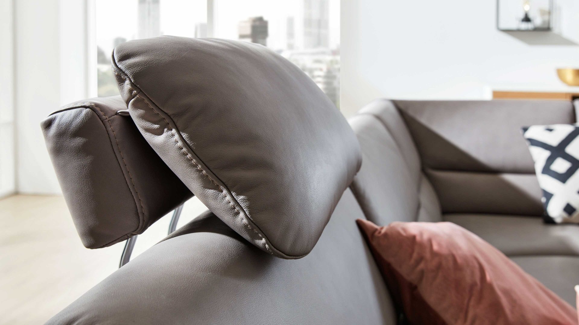 Interliving Sofa Serie 4355 – Premium-Kopfstütze PKS, Leder granitfarbenes