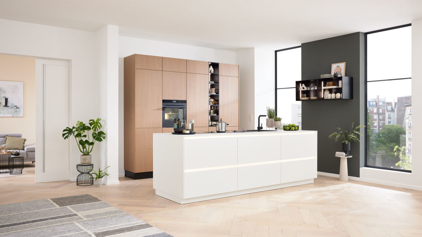 Nolte® küchen | il Interliving Küche Serie 3075 mit AEG-Einbaugeräten Stripe Wood Crema & Weiß – zweizeilig