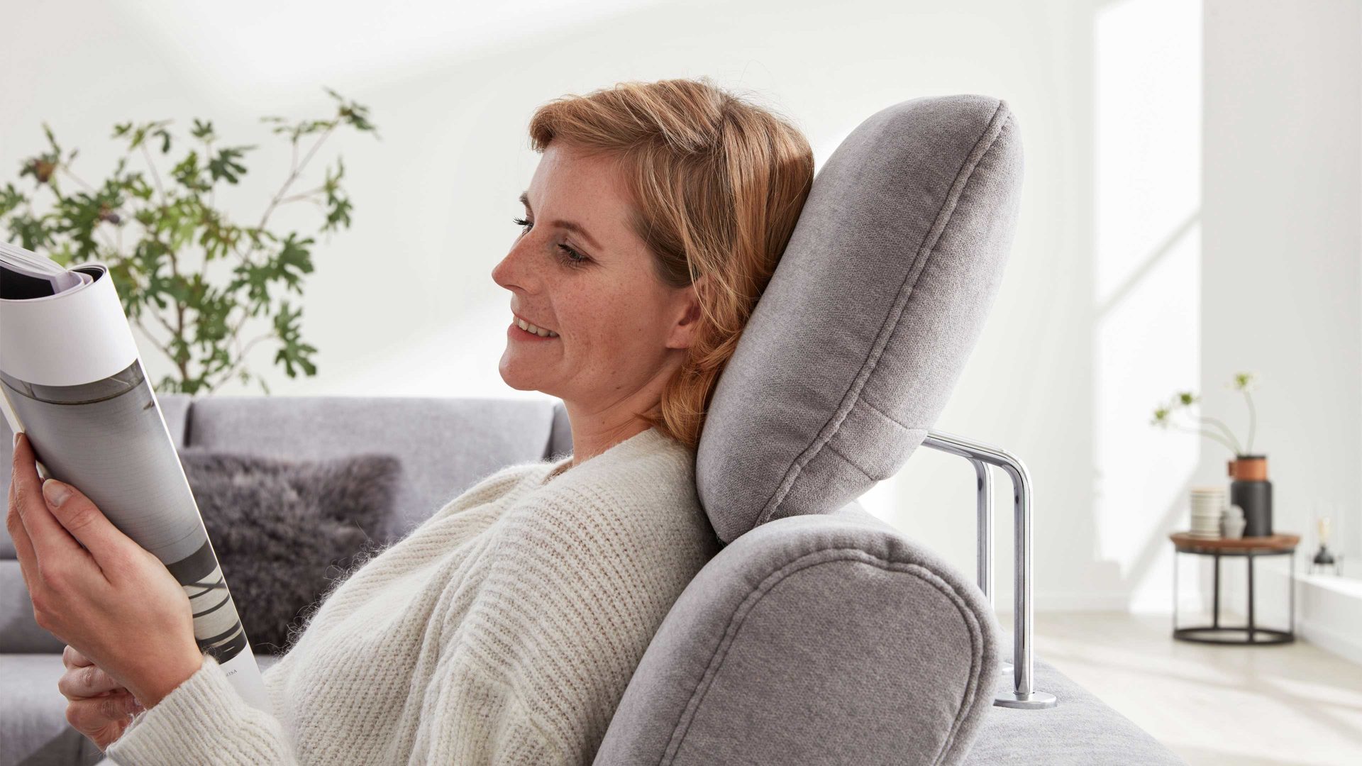 Interliving Sofa Serie silberfarbener Bezug 4305 CKS, Comfort-Kopfstütze –
