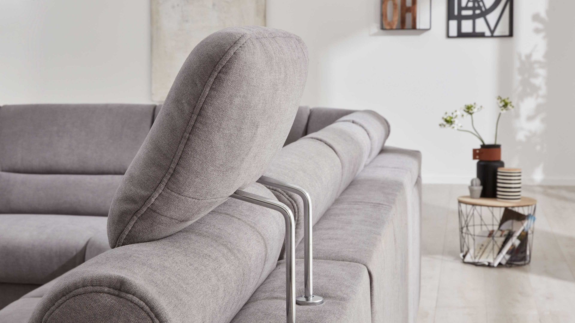 Interliving Sofa Serie 4305 silberfarbener CKS, Bezug – Comfort-Kopfstütze