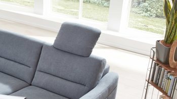 Interliving Sofa Serie 4305 – silberfarbener Bezug Comfort-Kopfstütze CKS